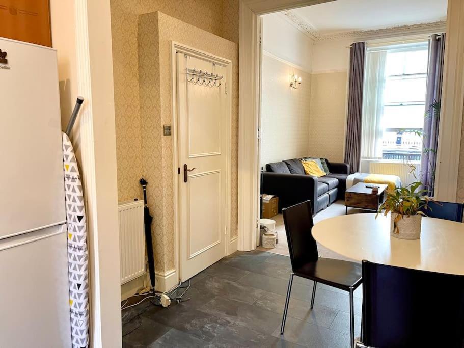 Entire 2 Bedrooms Flat In Victoria, Central Londres Extérieur photo