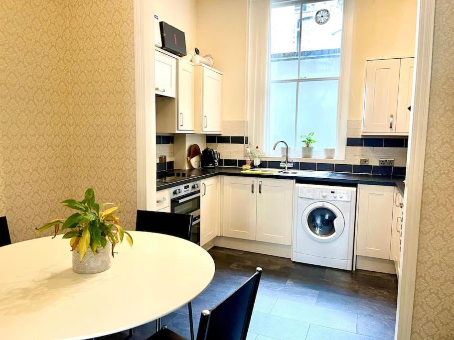 Entire 2 Bedrooms Flat In Victoria, Central Londres Extérieur photo