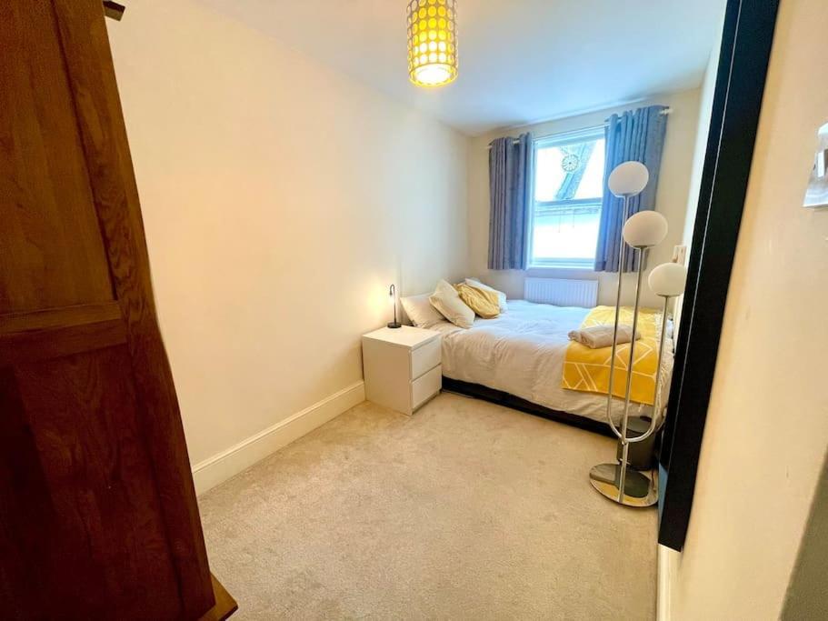 Entire 2 Bedrooms Flat In Victoria, Central Londres Extérieur photo