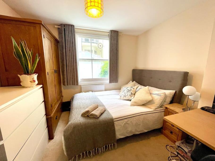 Entire 2 Bedrooms Flat In Victoria, Central Londres Extérieur photo